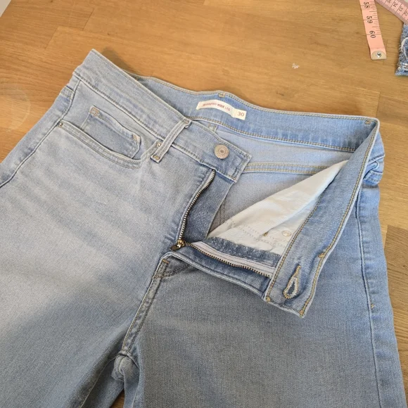 Levi's 318 Shaping Wide Leg Women's Jean In Tall Glass Of Water - Light Wash 30 - Picture 10 of 13